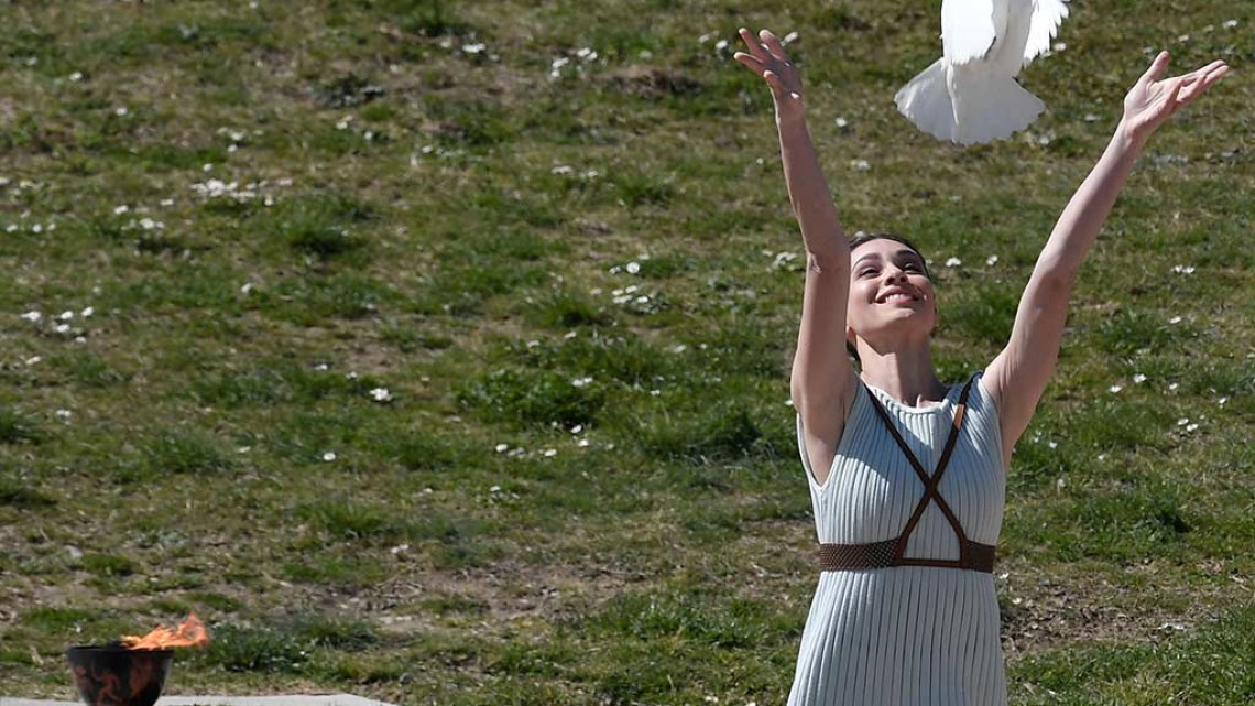 Sin espectadores, encienden llama olímpica 