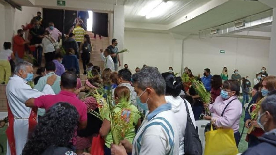 Celebran fieles en parroquias domingo de ramos