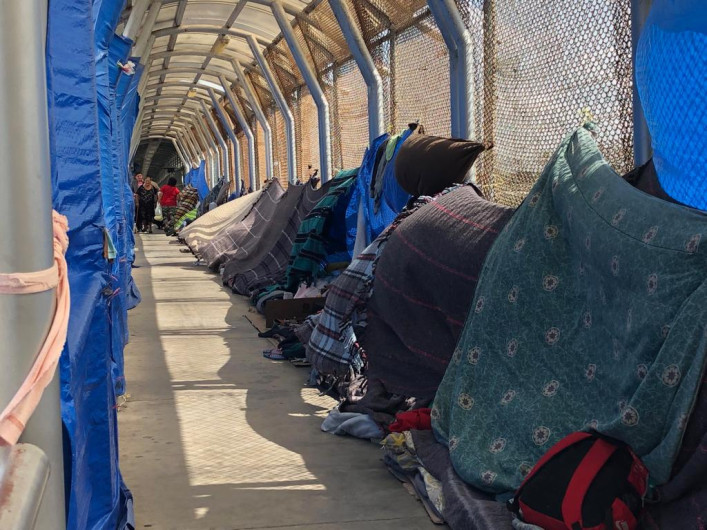 Cumplen migrantes, una catorcena en el Puente Internacional a la espera de asilo politico