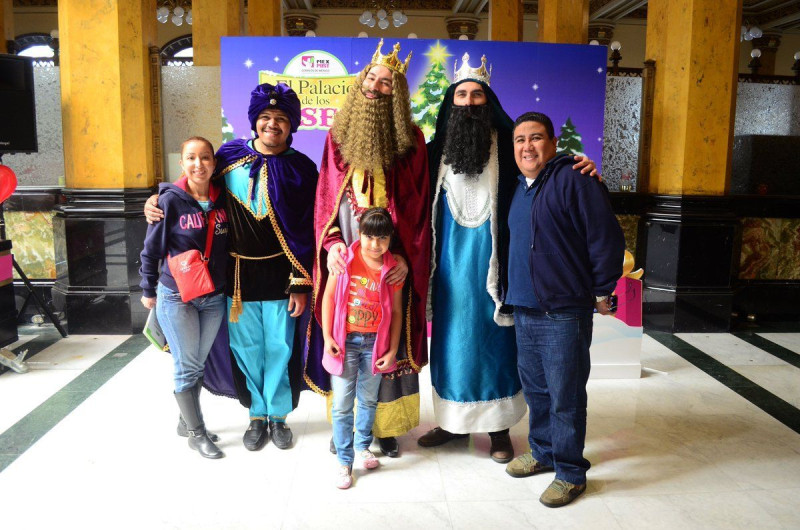 Niños escriben sus cartas a los reyes magos en el taller navideño del Servicio Postal Mexicano