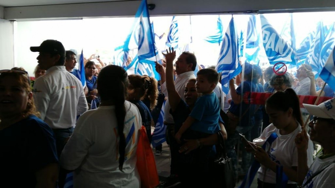 Abarrotan panistas aeropuerto de Tampico para recibir a Ricardo Anaya