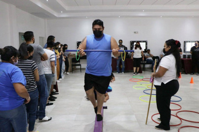 Enseñan estrategias a padres de familia para mejorar calidad de vida de menores con discapacidad 