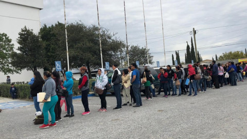 Largas filas de espera para trámites de becas