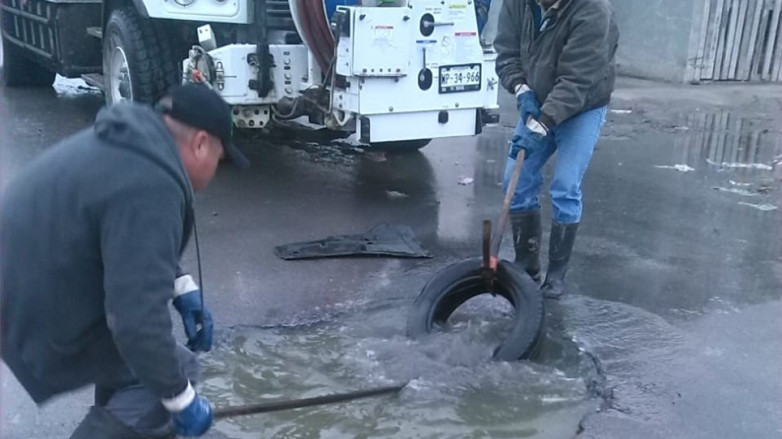 ¡Encuentran más basura y piedras en alcantarillas!