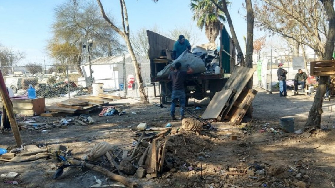 Retiran hasta 100 toneladas de desechos en el área que ocuparon los migrantes