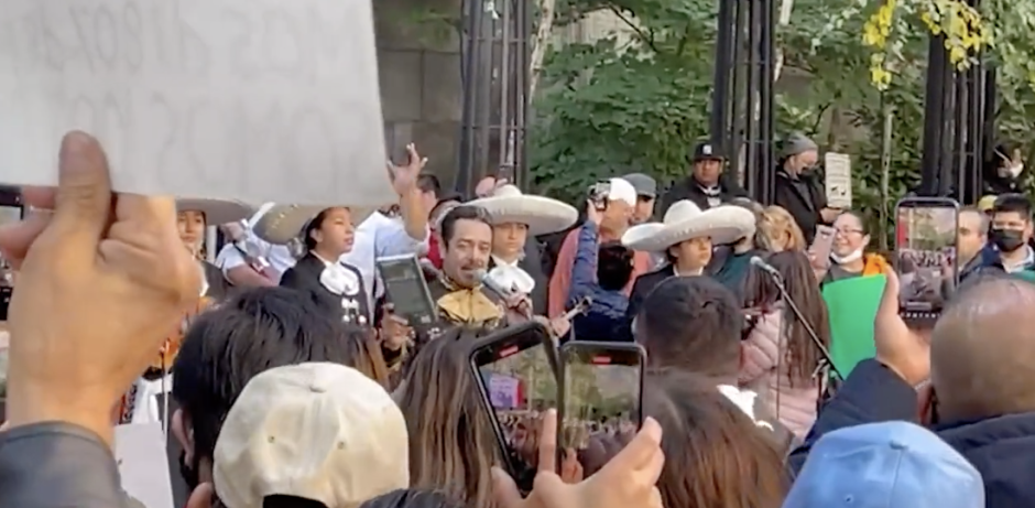 Mariachis cantan el corrido de la Cuarta Transformación en Nueva York