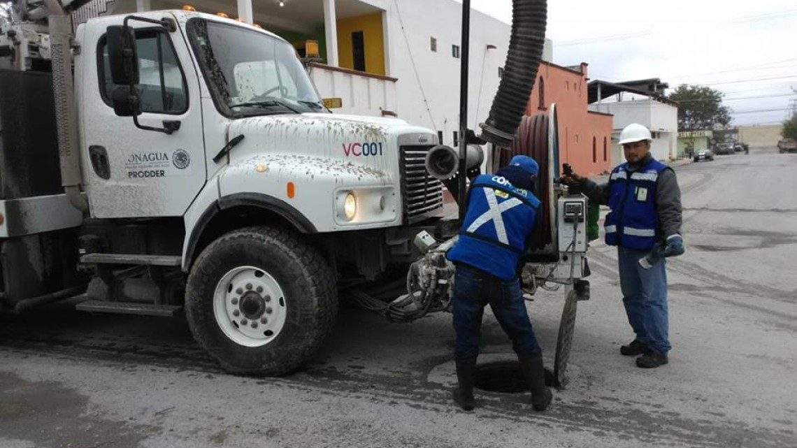 Comapa trabaja con equipo vactor