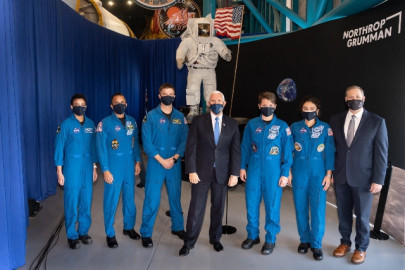 NASA presentó a astronautas que llegarán a la Luna en 2024