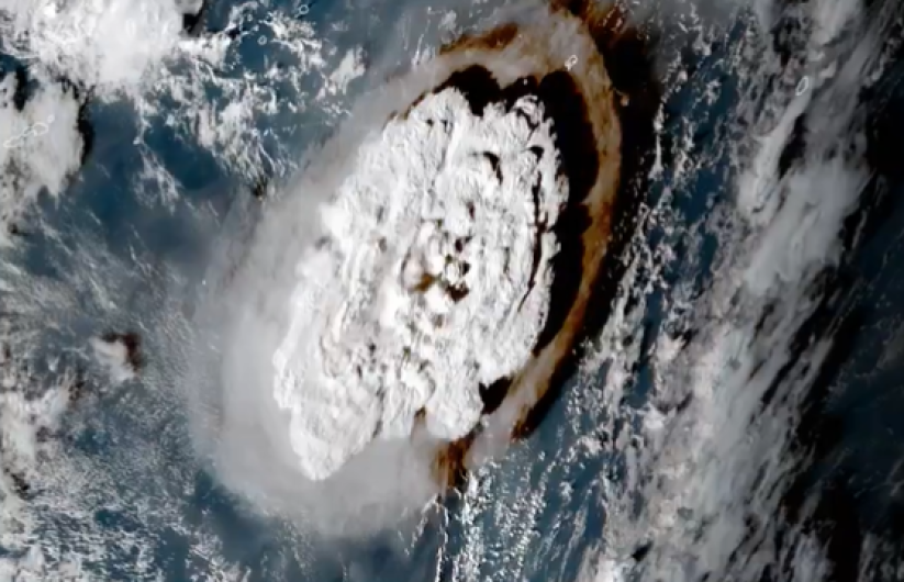 Así se vió desde el espacio la explosión del volcán submarino de Tonga 