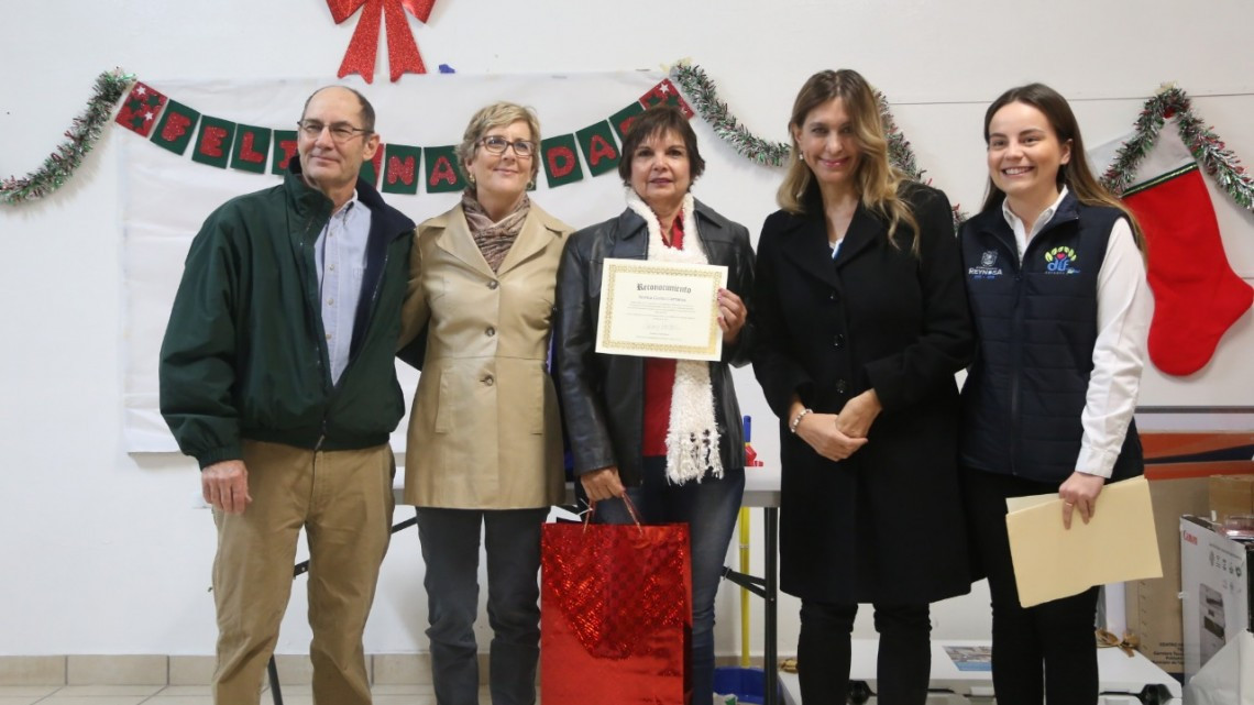 Convive Maki Ortiz con alumnos con discapacidad oral y auditiva