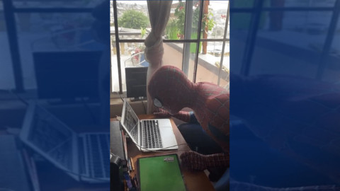 Maestro se disfraza de Spider-Man para dar clases virtuales 