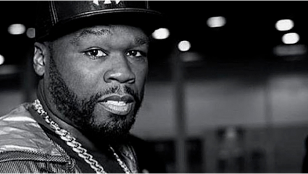50 Cent golpea a mujer en el pecho durante concierto