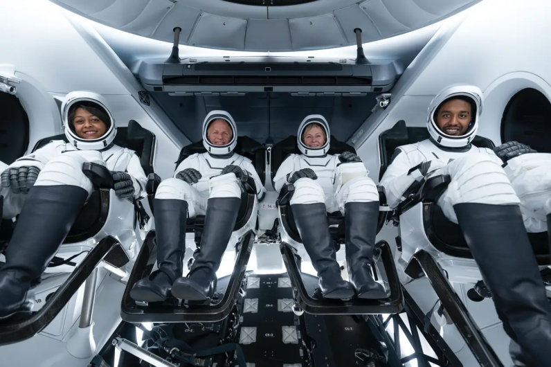 El primer viaje comercial al espacio: ¡Seis tripulantes despegan este jueves!