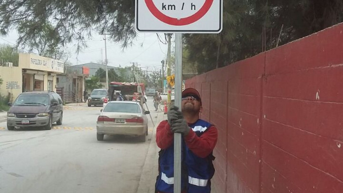 Realiza obras públicas trabajos de mantenimiento a escuela secundaria y vialidad