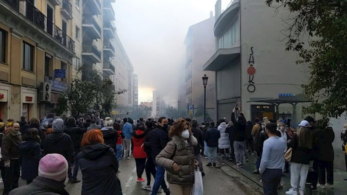 Fuerte explosión derrumba parte de un edificio en el centro de Madrid 