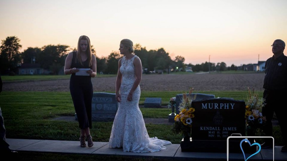 ¡Hermoso detalle! Mujer recuerda a su prometido muerto con sesión de fotos
