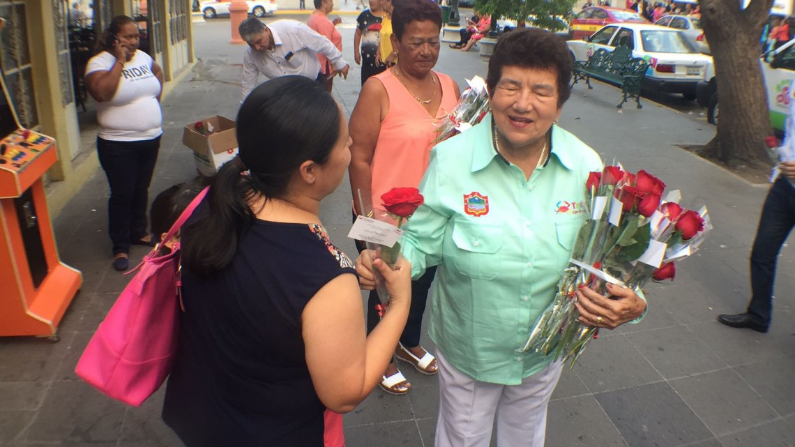 Regala Magdalena Peraza rosas a mamás de Tampico