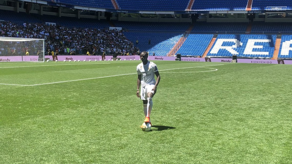 Ferland Mendy ya posa con la camiseta del Real Madrid