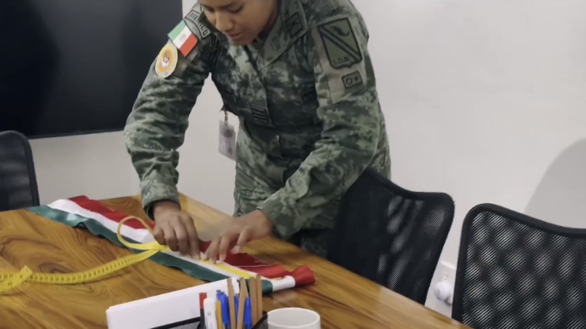 Claudia Sheinbaum se mide la banda presidencial