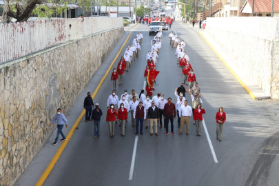 Desfilan trabajadores de PEMEX por 84 aniversario de la Expropiación Petrolera