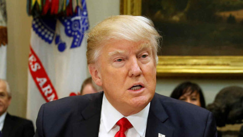 Trump pide bolígrafos enchapados en oro 