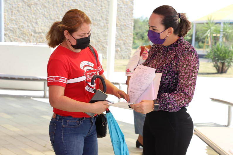 Entrega Gobierno de Reynosa tarjeta de Becas Municipales