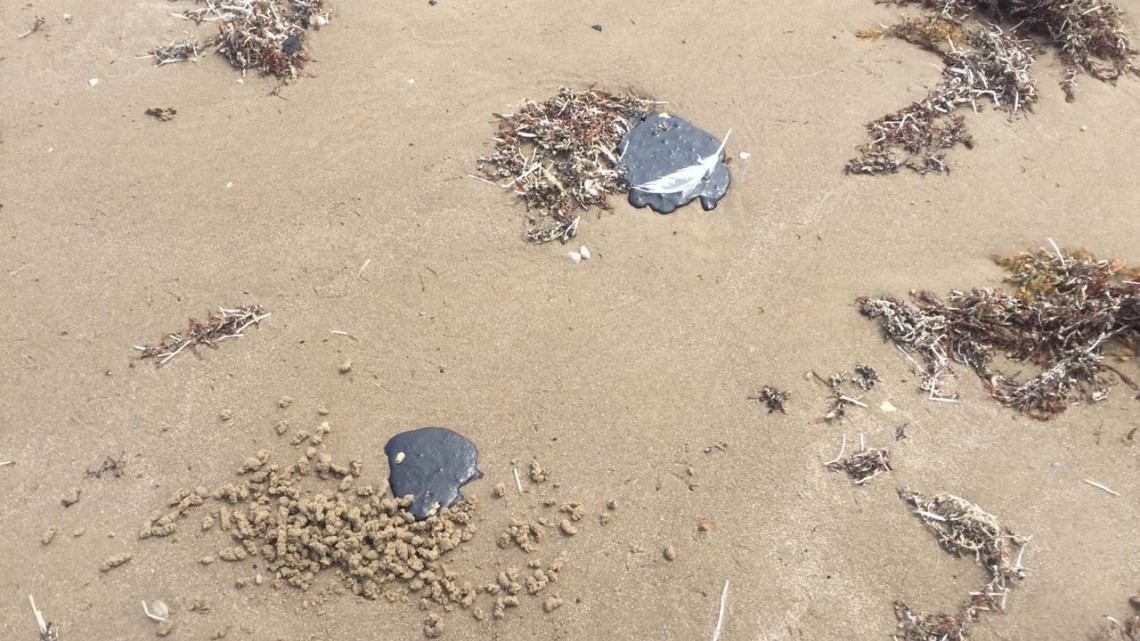 Aparecen manchas de chapopote en la playa Bagdad