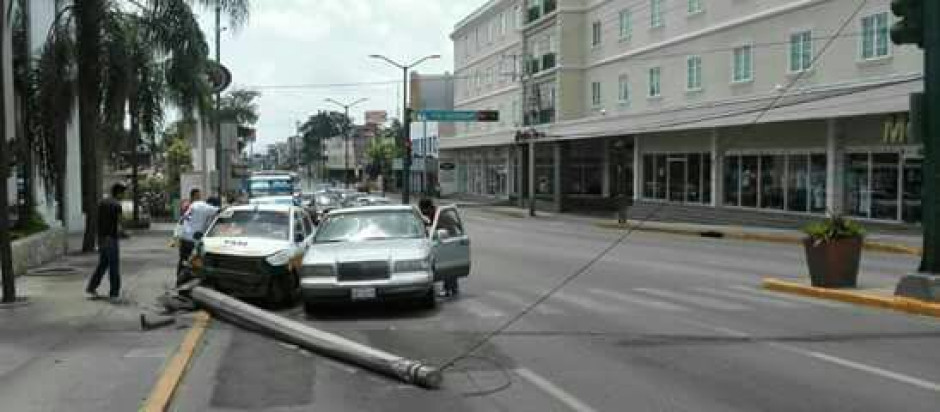 Chocan y tumban poste de luz