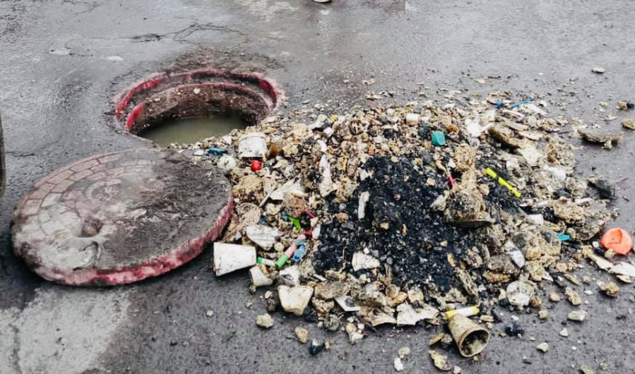 No tirar basura o grasas en la calle evitará obstrucciones en el drenaje sanitario 
