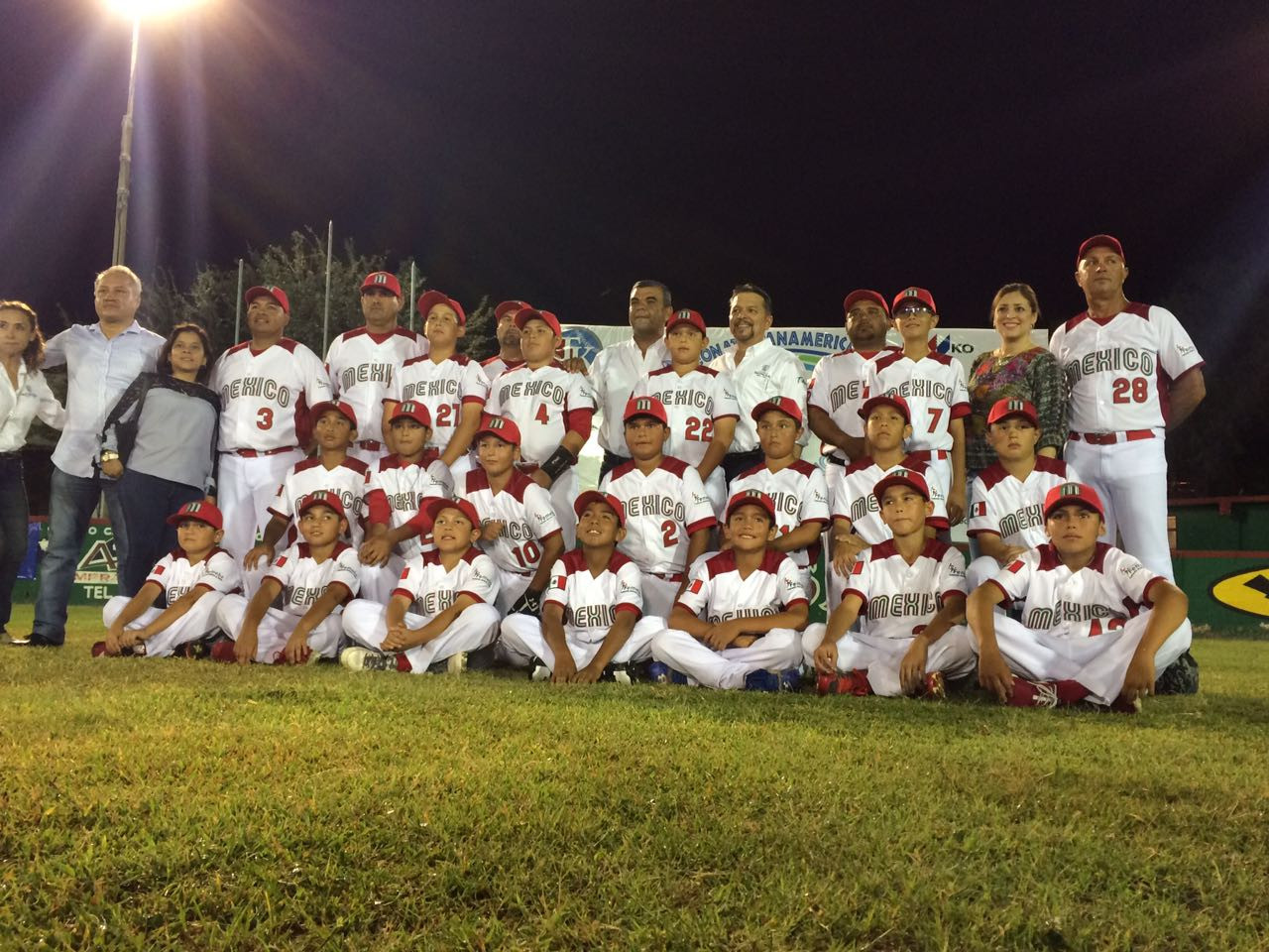 México vence por nocaut a Perú en su debut en CPB