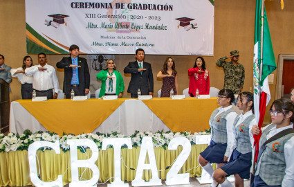 Expone Mario López testimonio de vida y motiva a graduados a conquistar sus sueños