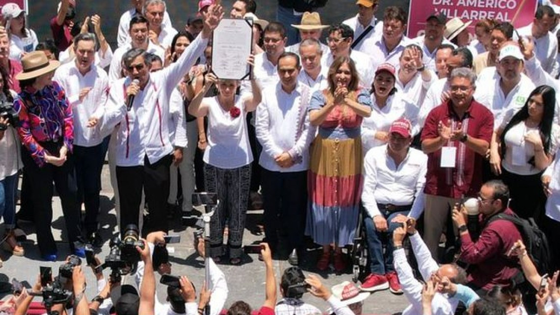 Presente Maki Ortiz en entrega de constancia de Américo Villarreal