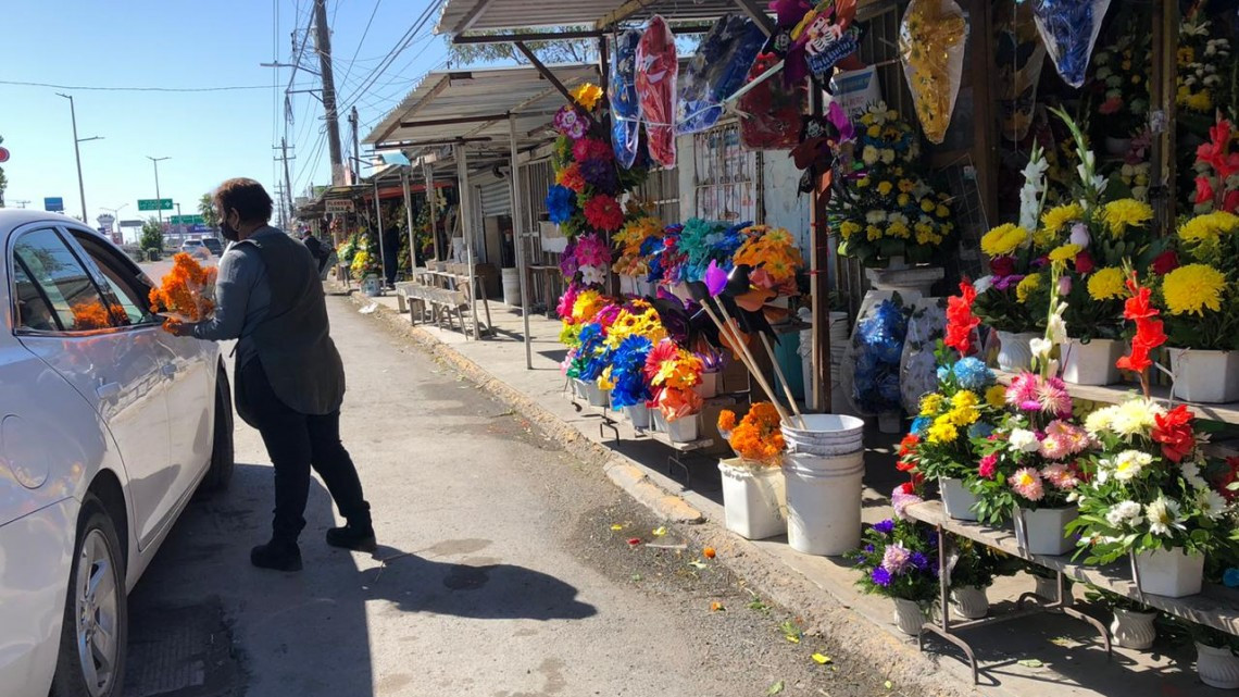 Floristas, los más afectados ante el cierre de panteones