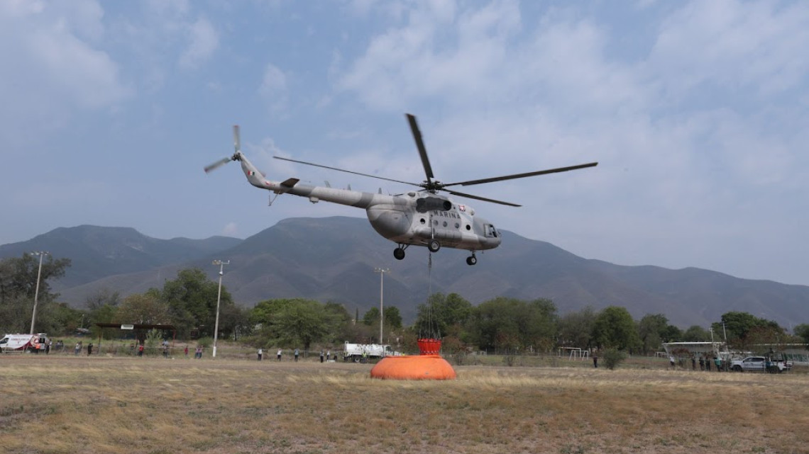 Inicia helicóptero de SEMAR combate a incendio en Cañón del Novillo