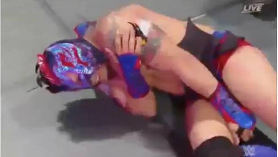 Agreden con botellazo a Kalisto en show de la WWE