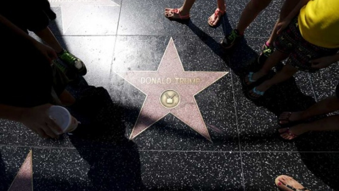 Piden se retire estrella de Trump de Paseo de la Fama