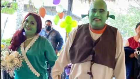 Celebran su boda disfrazados de Shrek y Fiona