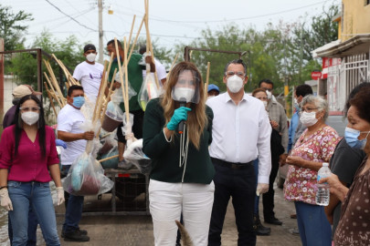 Entrega Alcaldesa kits de limpieza en colonias inundadas