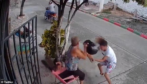 Anciana da paliza a ladrón que le intentó robar su celular