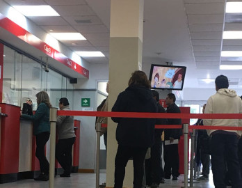 Burócratas se quejan por retrasos en entrega de fondos