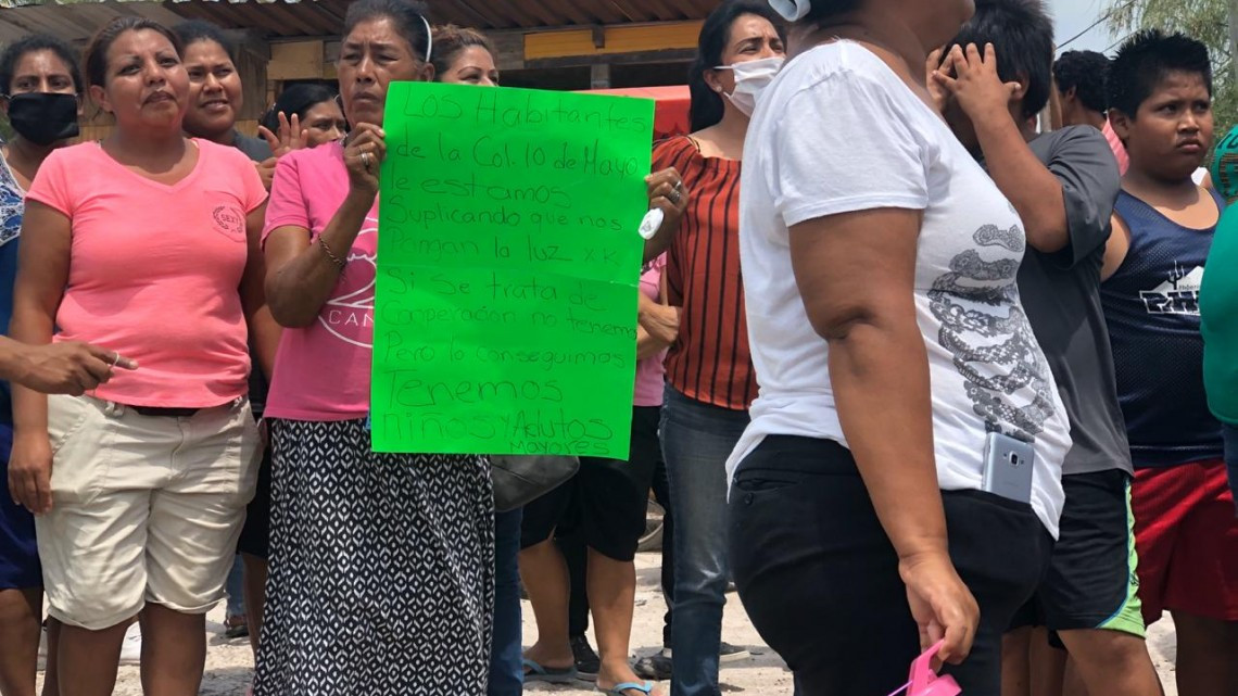 Protestan colonos por corte de luz y piden regularización