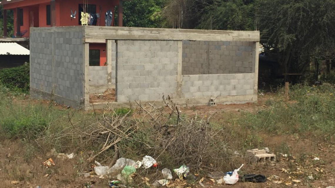 Reciben clases amontonados por carencia de aulas