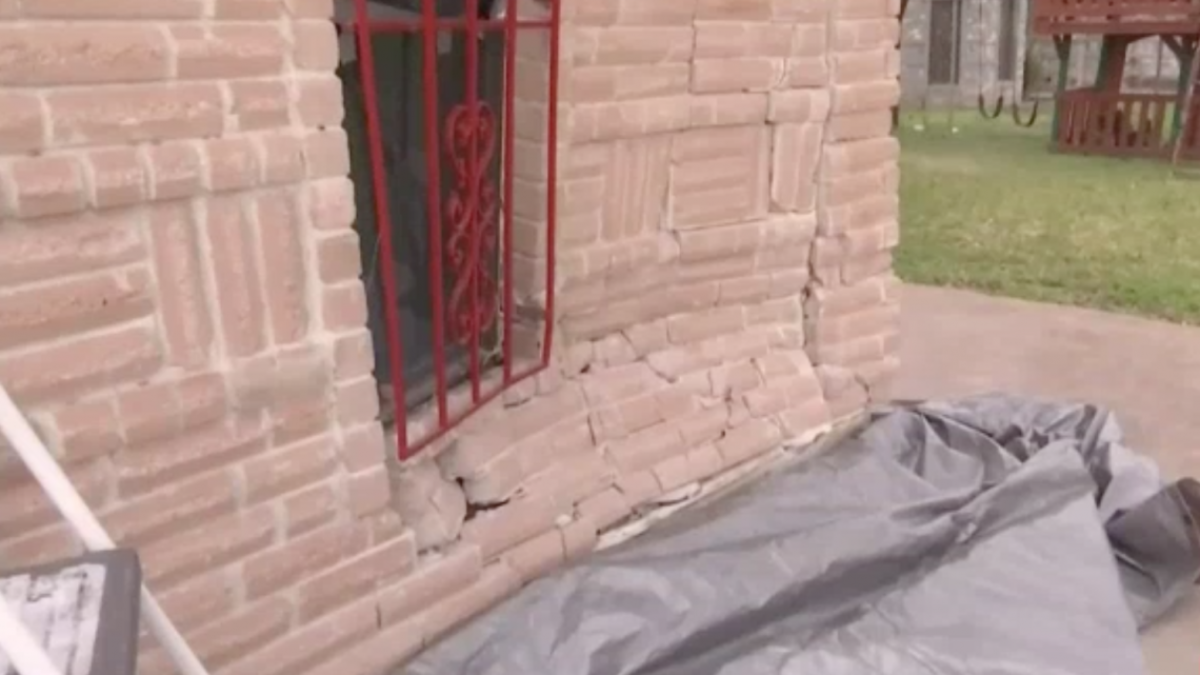 Conductor choca contra casa en Mission