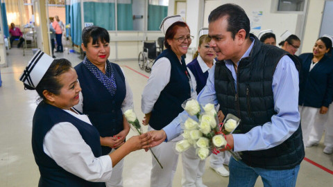 Alcalde visita y felicita a personal de enfermería 