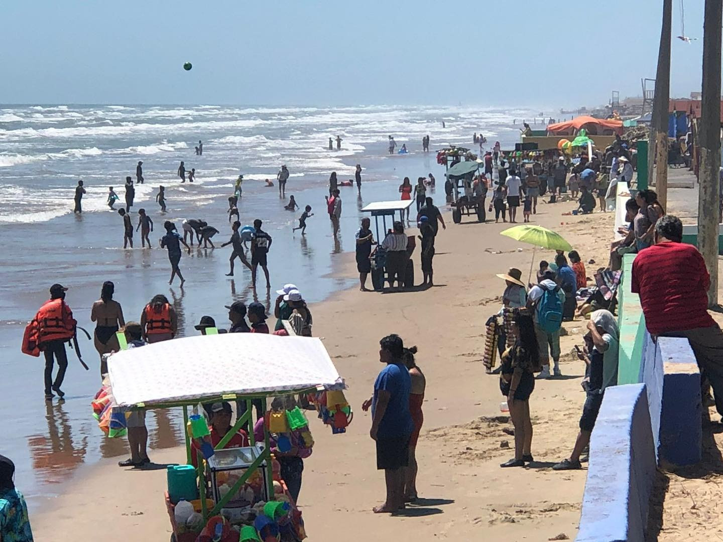 Buena afluencia de vacacionistas en la Playa Bagdad de Matamoros