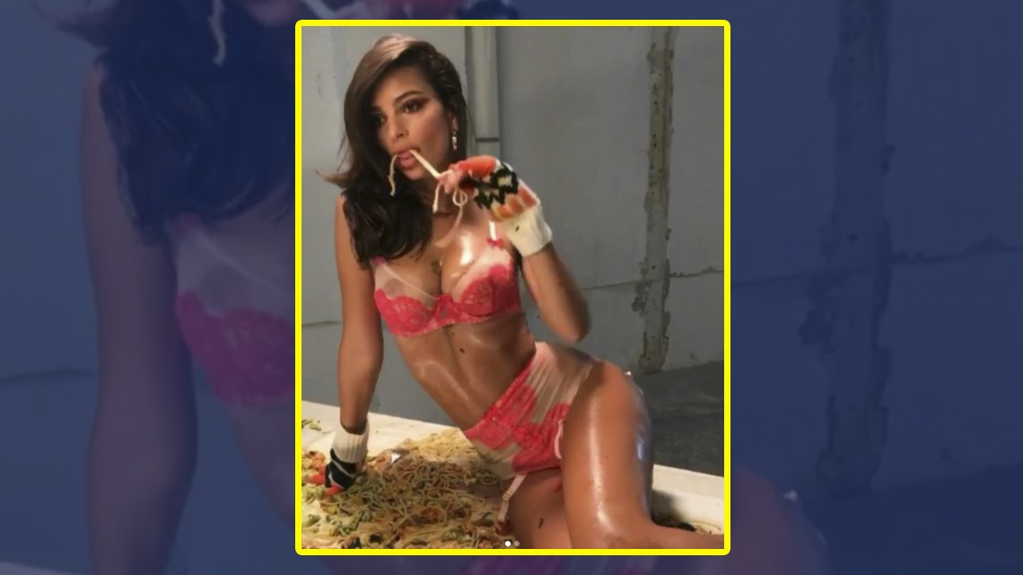 Emily Ratajkowski celebra  la Navidad con sensuales fotos