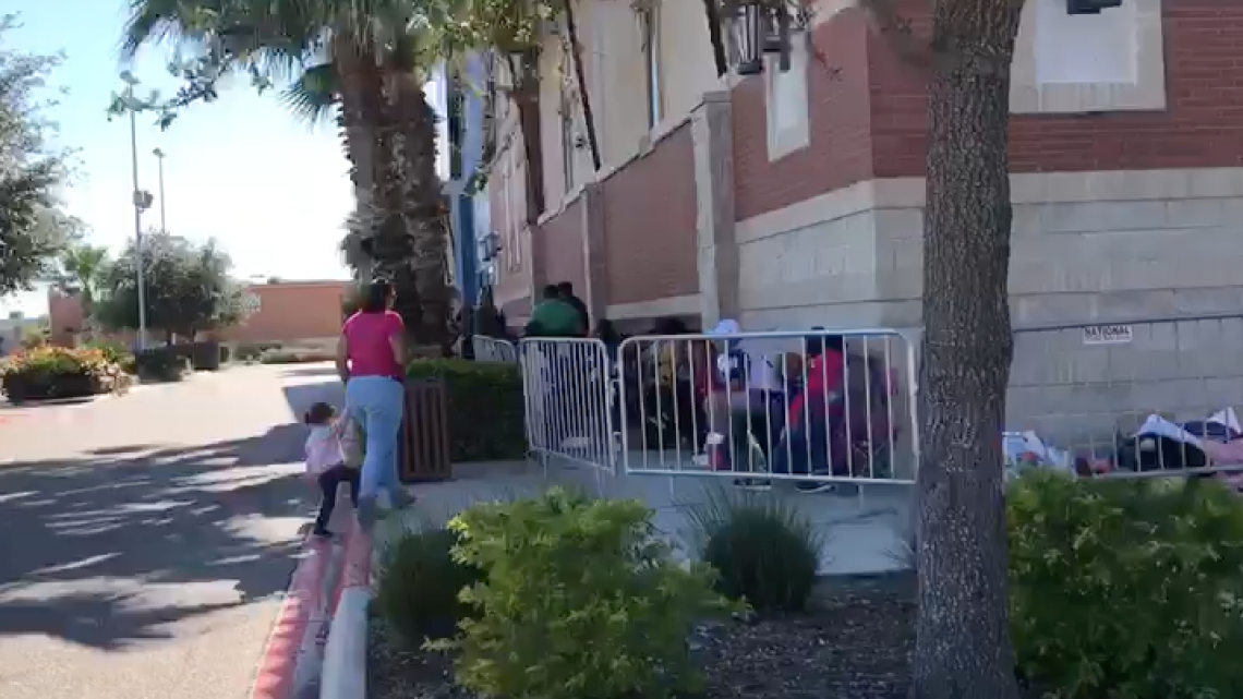 Largas filas en algunos comercios por Black Friday