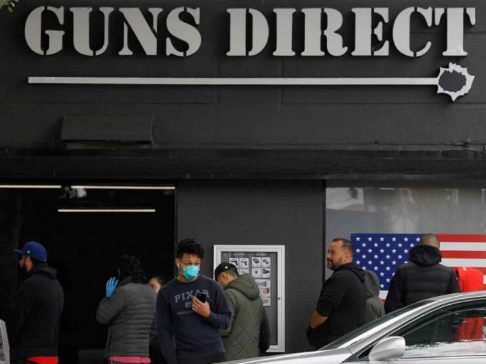 Venta de armas aumenta por temor a coronavirus