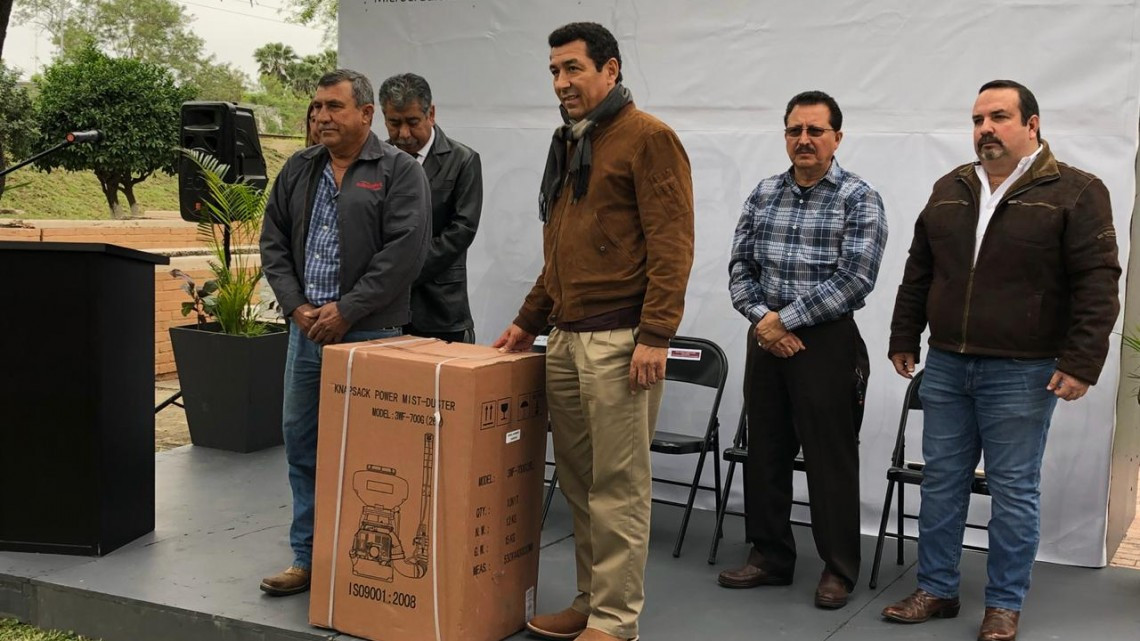 Entregan moto aspersoras a productores del campo