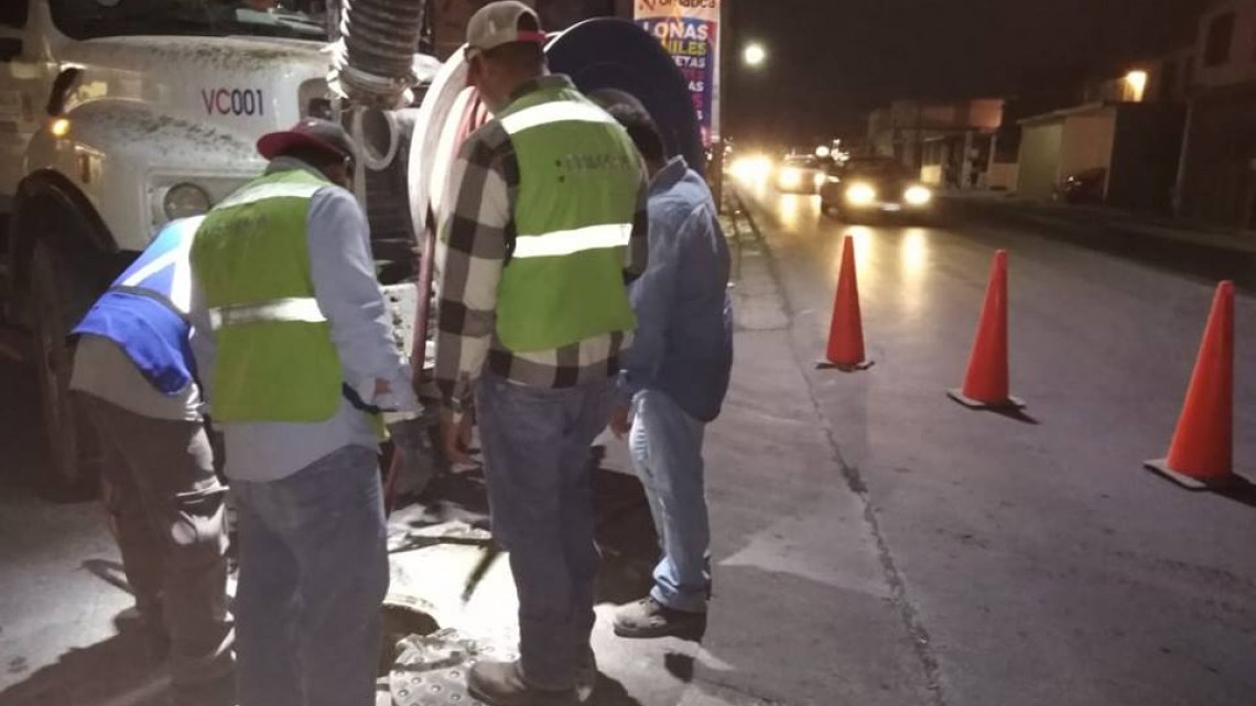 Comapa trabaja con equipo vactor